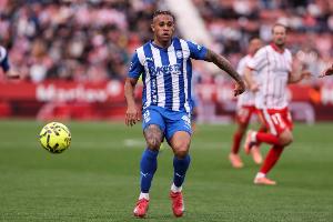 马卡报：季前赛表现抢眼，马里亚诺预计今夏会继续留在阿拉维斯