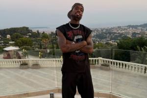 此前被控在夜总会袭击他人！伊万·托尼不受影响，社媒晒度假照