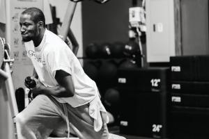 还在相信上帝呢！库明加晒照努力训练&康复：坚守信念！砥砺前行